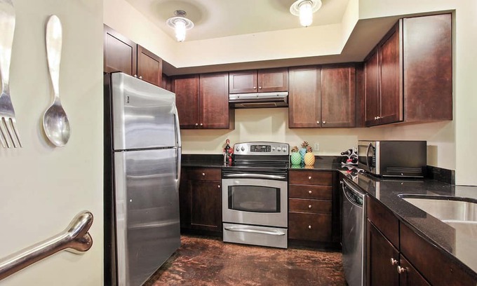 Lower Garden District Condo | ✨NEW LISTING✨ COLORFUL & SPACIOUS 2 BEDROOM CONDO DOWNTOWN NEW ORLEANS