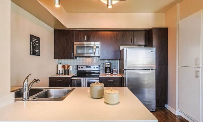 Carthay Circle Apartment | Huge and Modern 3 BDR and 2 BTH Townhouse in LA!