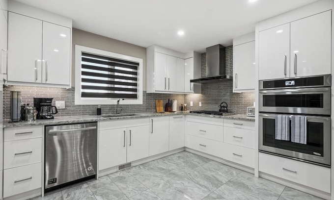 Connaught House | *Upscale Downtown Home on 17 Ave l 5 Mins to Stampede l Two King Rooms*