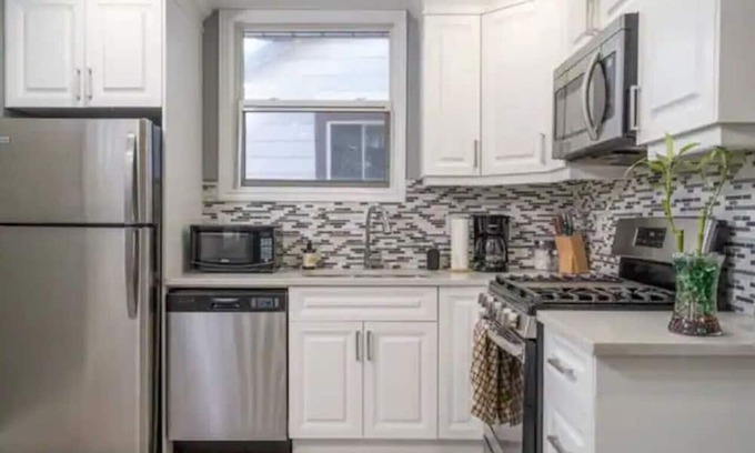 Hamilton House | 3-BR Near Fairfield Park & Local Groceries w/WIFI