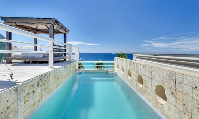 Kralendijk House | Luxury penthouse with private pool and beachfront