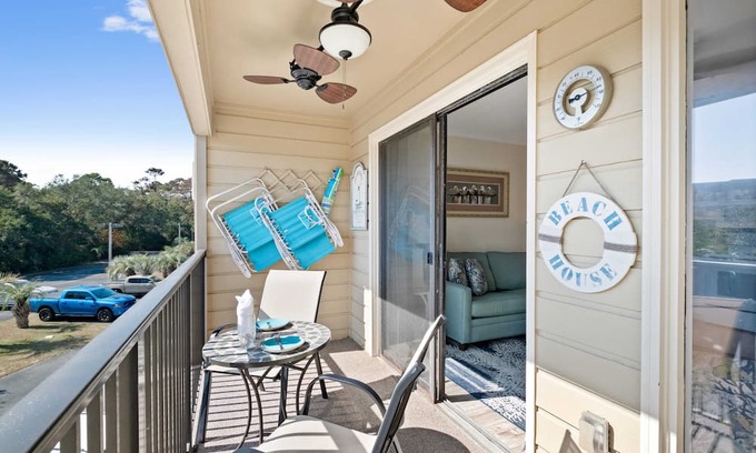Palmetto Dunes Condo | Beachfront resort condo on Hilton Head with balcony, bunks, and beach bar!