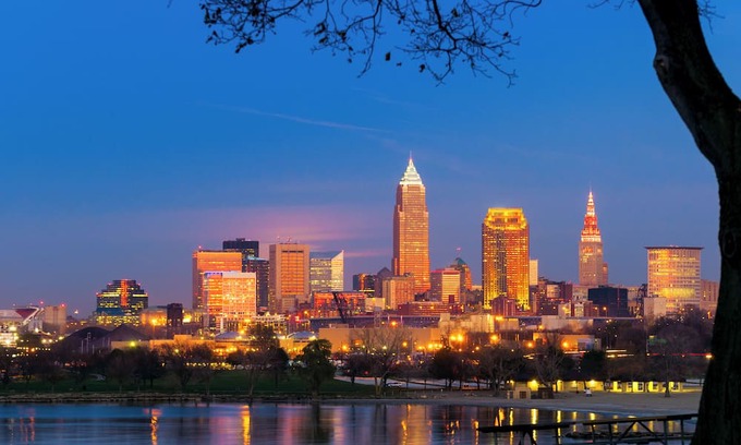 Downtown Cleveland House | 2 Downtown Suites under a mile from Rock & Roll HoF & Stadiums