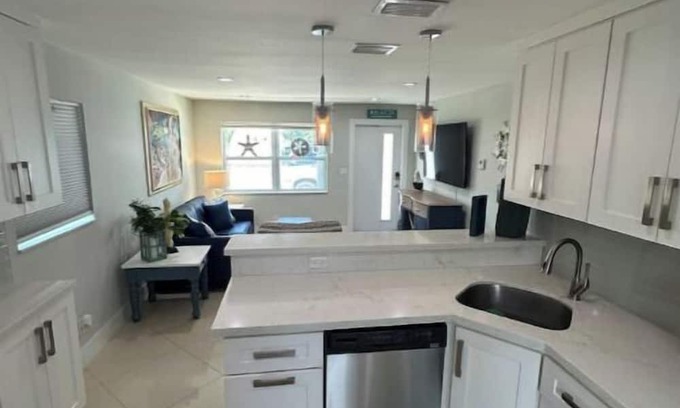 Southwest House | Charming 2-bedroom duplex in delightful West Palm Beach with WiFi, AC, Laundry.