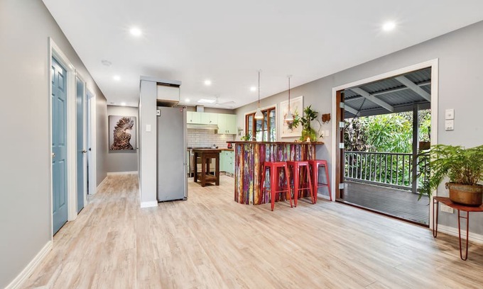 Marcoola House | Seafarer's Retreat is a renovated family property boasting room for up to 16.