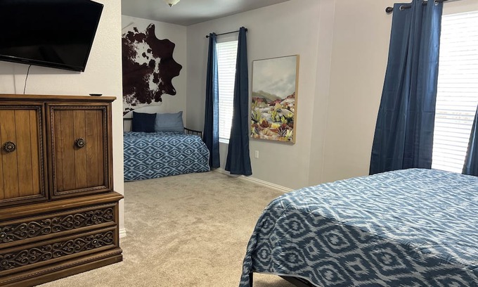Corinth House | Blue Door on Aspen: Cozy 3BR Retreat with BBQ Grill & Playground for Families