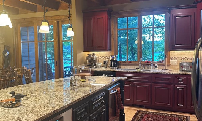 Hayward House | Gorgeous 6-bedroom house in lovely Hayward with AC, WiFi