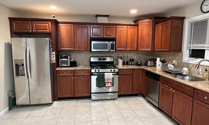 Palisades Park House | Cozy & Private Room - 20 Mins to Manhattan Heart. Not Entire Home.