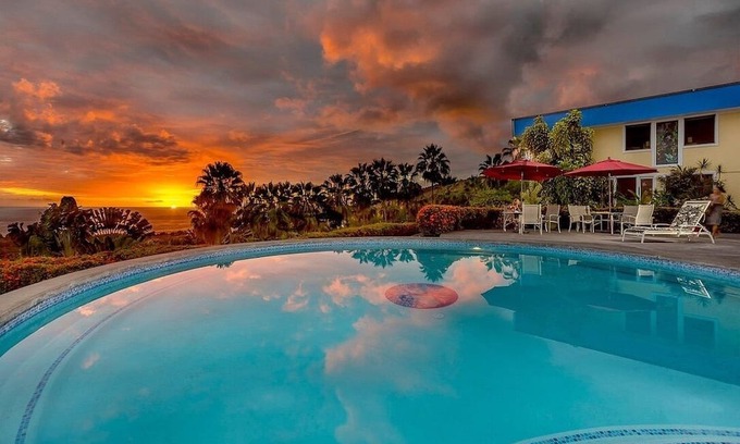 Captain Cook Bed & Breakfast | Charming 5-bedroom bed & breakfast in Captain Cook with WiFi, AC