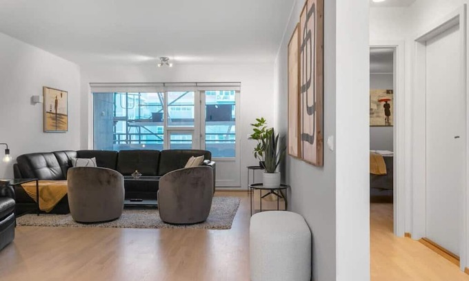 Downtown Apartment | Charming Apartment w/ Free Parking + Netflix.