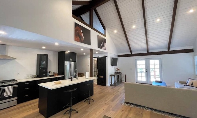 Santa Barbara County Cottage | Charming 2-bedroom loft house with AC and WiFi in Buellton