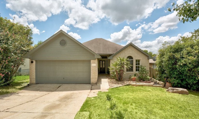 McKinney House | BOHO Chic-South Austin 3BR-ACL-SOCO-COTA, and AUS Airport nearby-PETSOk