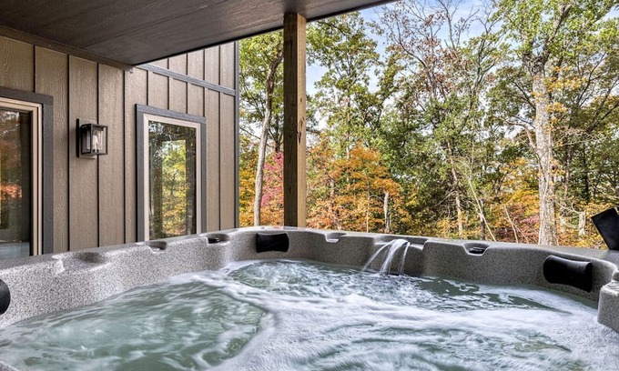 Innsbrook House | Idlewood Treehouse with Hot tub