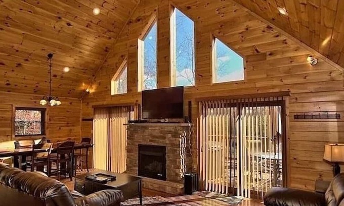 Hickory Hills Ski Chalet | Hot Tub, Pool Table, Fire Pit, 5 MIN TO SKI SLOPES, Secluded /Pet Friendly!