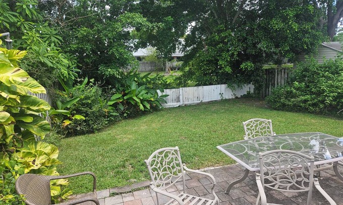 Margate House | Charming 4-bedroom townhome with WiFi and AC in Margate