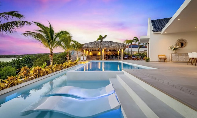 Kralendijk Villa | MOST LUXURY VILLA ON BONAIRE NOW AVAILABLE FOR RENT! WITH YOUR OWN DIVEREEF