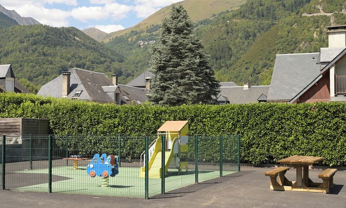 Vielle-Aure Apartment | Apartment 'Vielle Aure Le 2 Bers' with Mountain View and Wi-Fi
