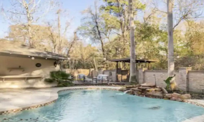 Barrett House | 12 beds, Pool, Parking, Large backyard, Pet friendly