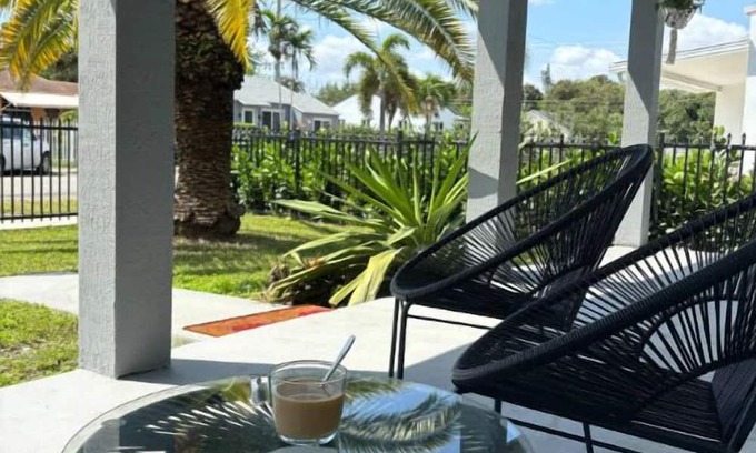 West Little River House | Stylish Miami Oasis: 3Bed, 2Bath with BBQ, Just 15min from the Beach.