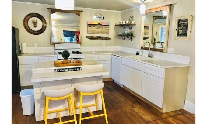 Hot Springs Cottage | Amazing Loft- great location & price