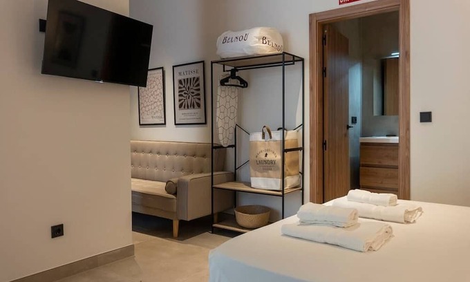 Montolivet Apartment | Urban Oasis in Ruzafa: Modern Comfort in Valencia