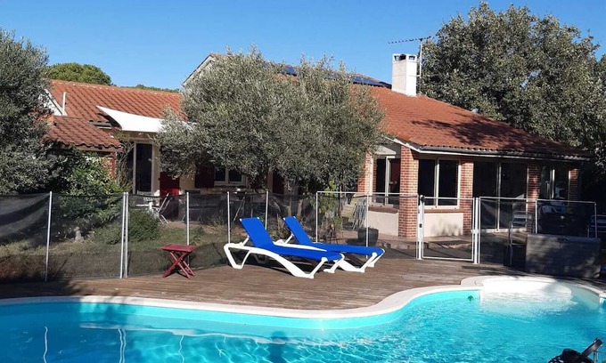 La Salvetat-Saint-Gilles Villa | Homerez - Villa for 7 ppl. with swimming-pool at La Salvetat-Saint-Gilles