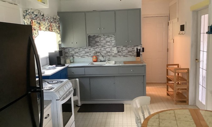 Alberta Beach Cottage | Bumblebee Cottage in Alberta Beach