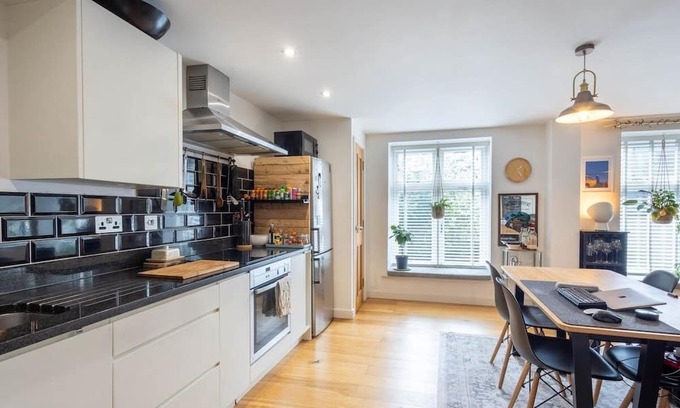 Frome Apartment | Stylish Apartment, Double Bedroom, Fully Equipped