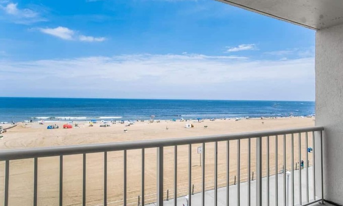 Northeast Virginia Beach Resort | Va Beach, Beach Quarters, Labor Day Week