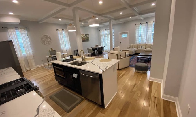 Moravia-Walther House | Close to all major universities and Hospitals in Baltimore. Perfect for family.