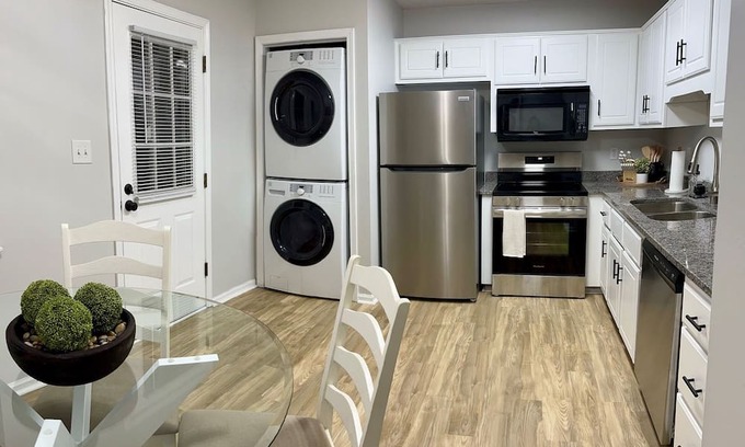 Athens House | Prime Location - Minutes to 5 Points and Downtown Athens - 4 KING Beds