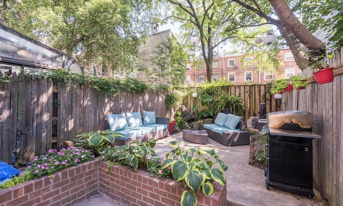 Queen Village House | Centrally Located La Casa Blanca Townhome-15 min walk to Philly Attractions!