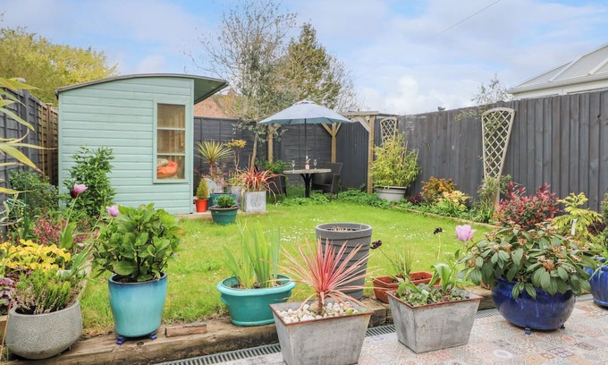 Angmering Cottage | 6 THE COTTRELLS, pet friendly, with open fire in Angmering