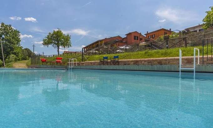 Laterina Apartment | Cosy apartment for 2 people with A/C, pool, WIFI, TV, patio and parking, close to Arezzo