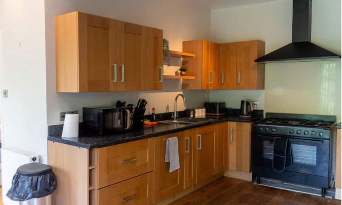 Seisdon House | Spacious property Sleeps 13 Guests in Shirley
