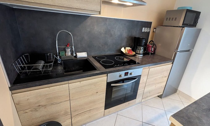 Benais House | Gite Indépendant au Calme Avec Toutes Commodités