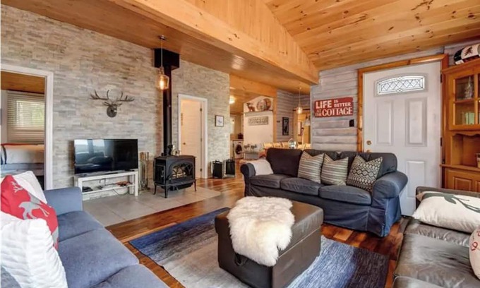 Selwyn Cottage | Perfect Waterfront Cottage ~ Fireplace ~ Kawartha Lakes ~ 6 Beds