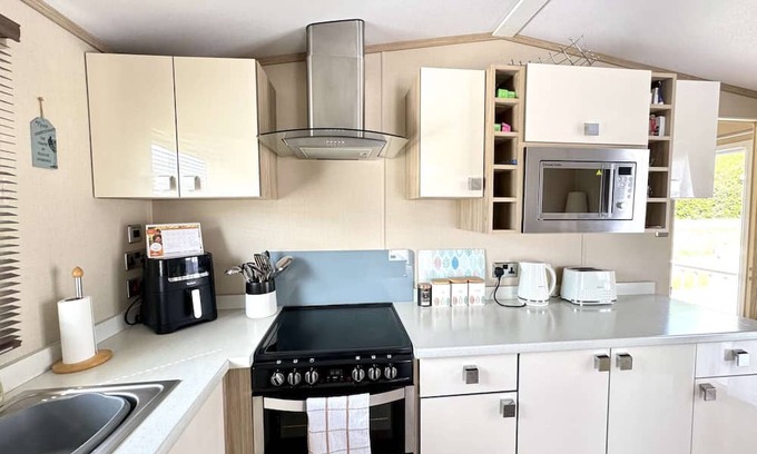 Ampney Crucis House | Happy Ducks Lakeside Hideaway