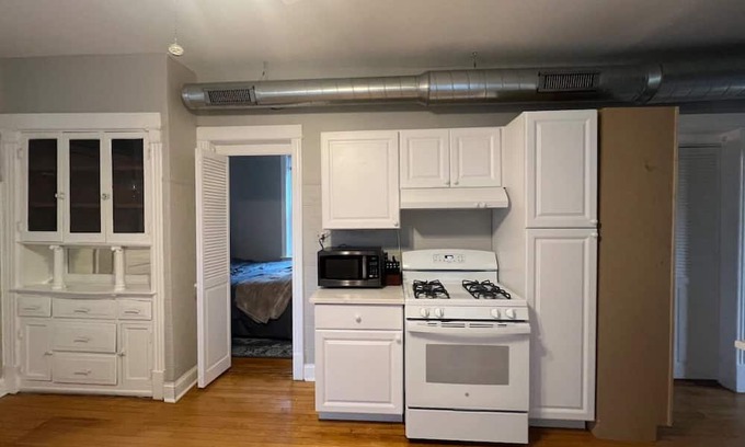 Bucktown Apartment | Cute and Charming Bucktown 2 bedroom! Great Location!