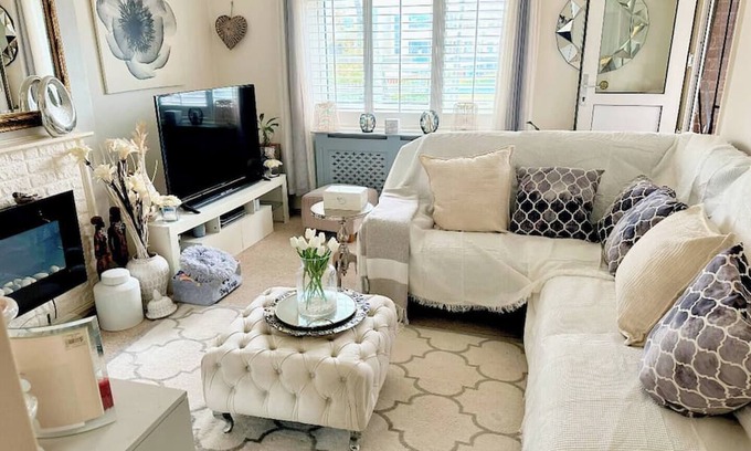 Streatham Hill Apartment | Cosy 2 Bed with Free Parking & Lift -8min to station.