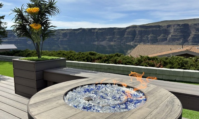 Sunland Estates Cabin | Cabin on the Cliff Near Gorge Amphitheater