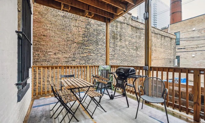River North Apartment | Secret Gallery on the Park - 2bd/1ba + 1bd/1ba