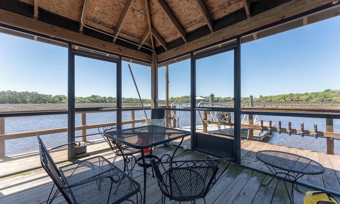 Meridian House | Deepwater Dock, Kayaks, Marsh Views, Sleeps 10!