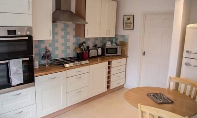 Lillington House | Spacious 3 bed house with parking