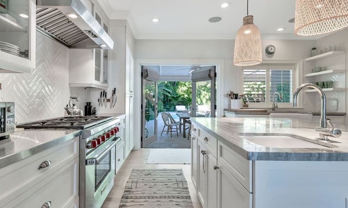 Southend House | Dreamy Sunrise Villa - Pool + Incredible Views!