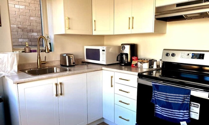 Winona House | Stylish Deluxe 2BR Guest Suite
