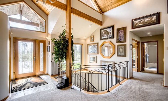 Cheney House | Vast countryside house with wide-ranging views, double deck, bar, & fireplaces