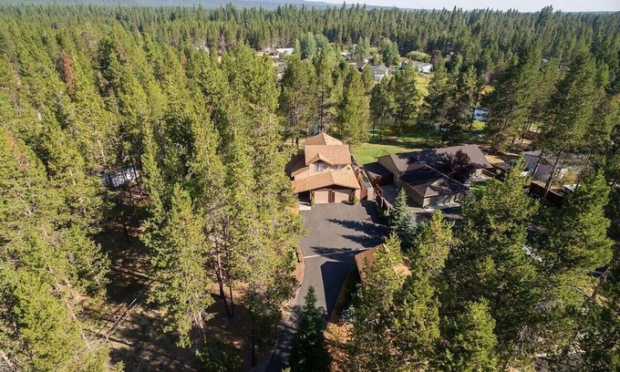 Oregon Water Wonderland House | Deschutes River canal access is a Paddlers Delight!