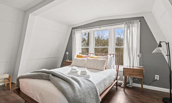 Forestdale House | Modern & Private Retreat, Walk To Snake Pond