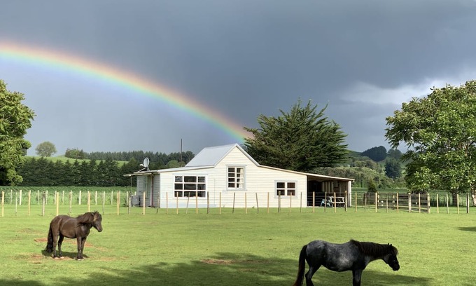 Kiwitea Cottage | Cliff Top Cottage just off SH1